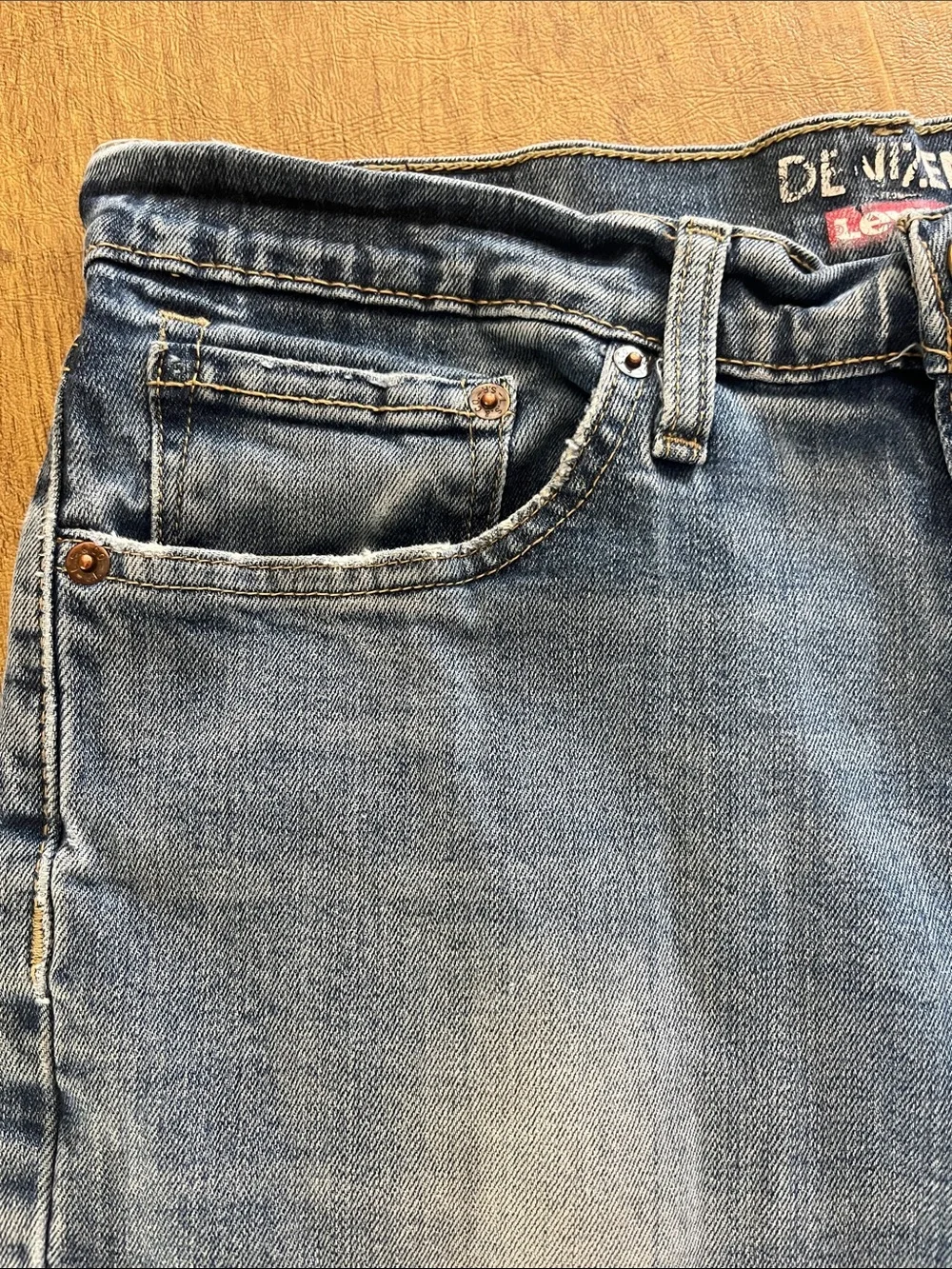 Men’s Levi's Denizen 208 Light Blue Wash  Jeans, Regular Taper Fit, 5 Pocket
